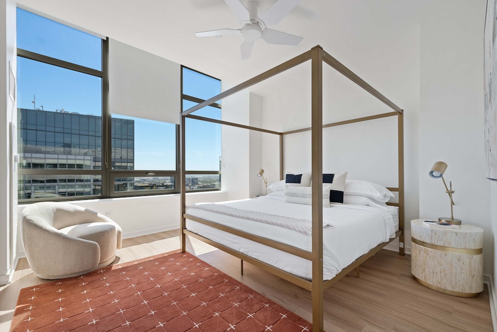 West Loop Grand Penthouse 3BR Best Views