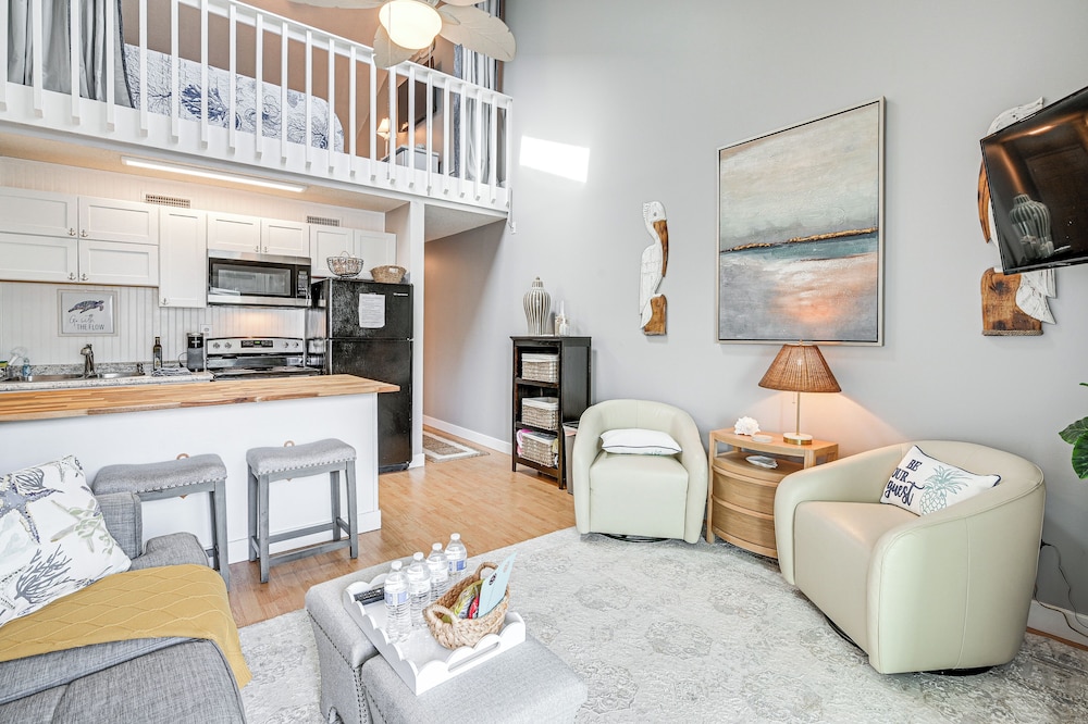 Walk to Beach: Condo w/ Balcony in Murrells Inlet!