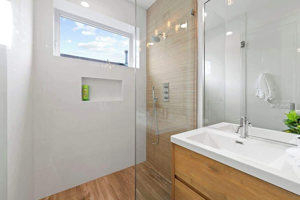New Bright Condo Sleeping 8 by United Center