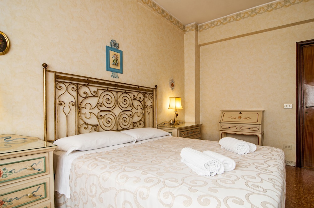 Aurelio & Vaticano Elegant Flat