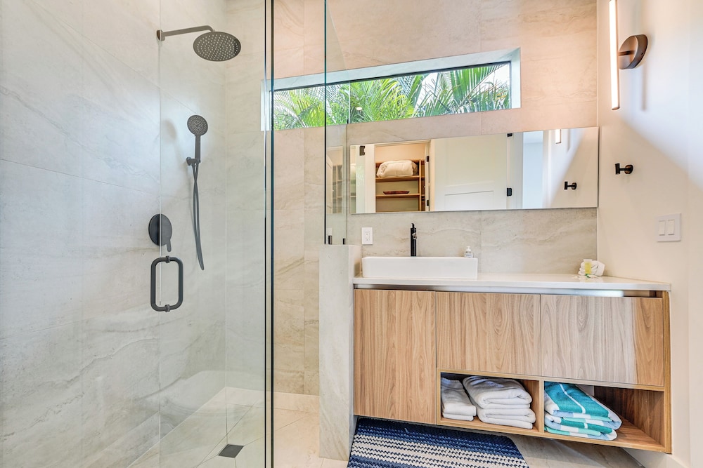 Luxe Outdoor Living: Naples Getaway 2 Mi to Beach!