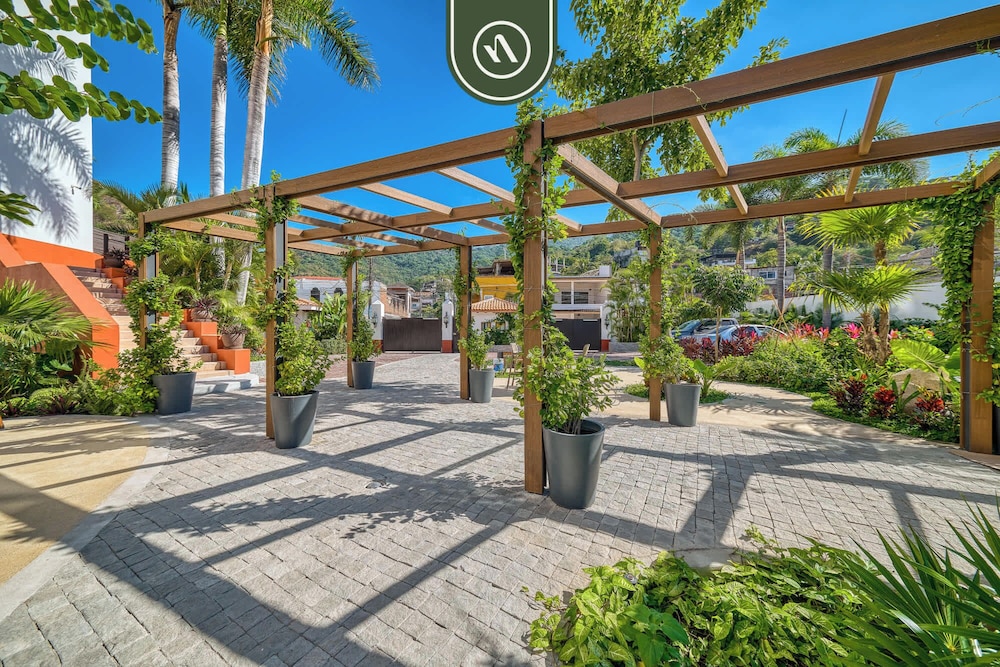 Tasteful Condo Near Romantic Zone - Pool