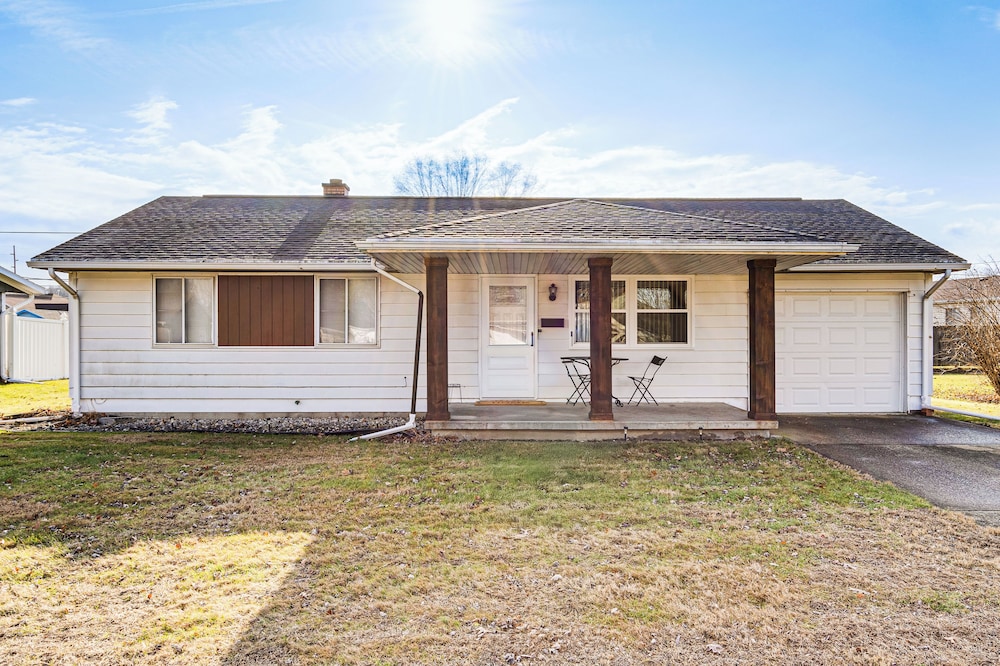2 Mi to Downtown Logansport: Quiet Home w/ Grill