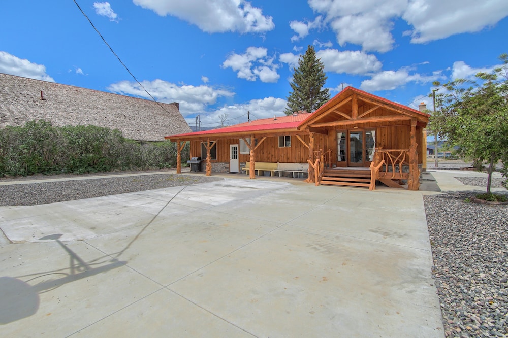 Group Getaway w/ Mtn Views: Home in Circleville!