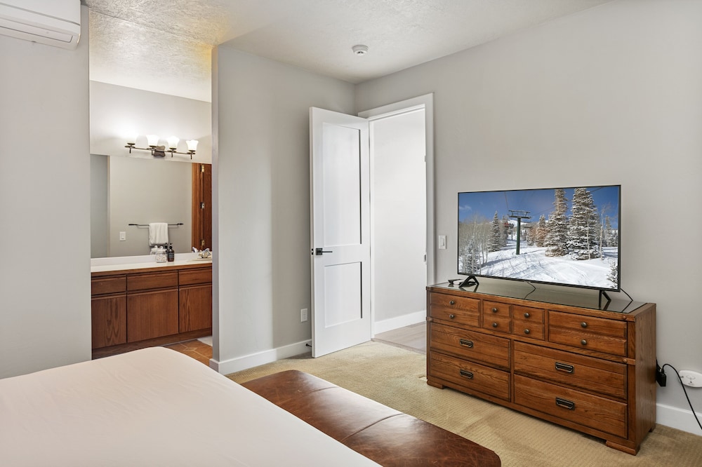 1207 - Four Bedroom with Spa Pinnacle 4 Condo