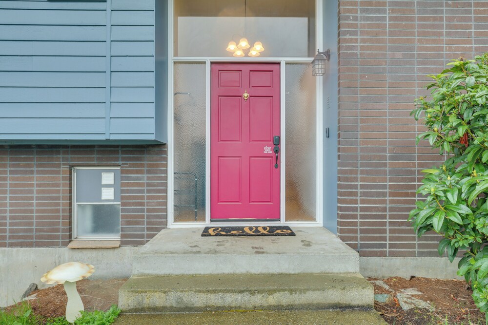 7 Mi to Dtwn: Pet-friendly Abode in Seattle!