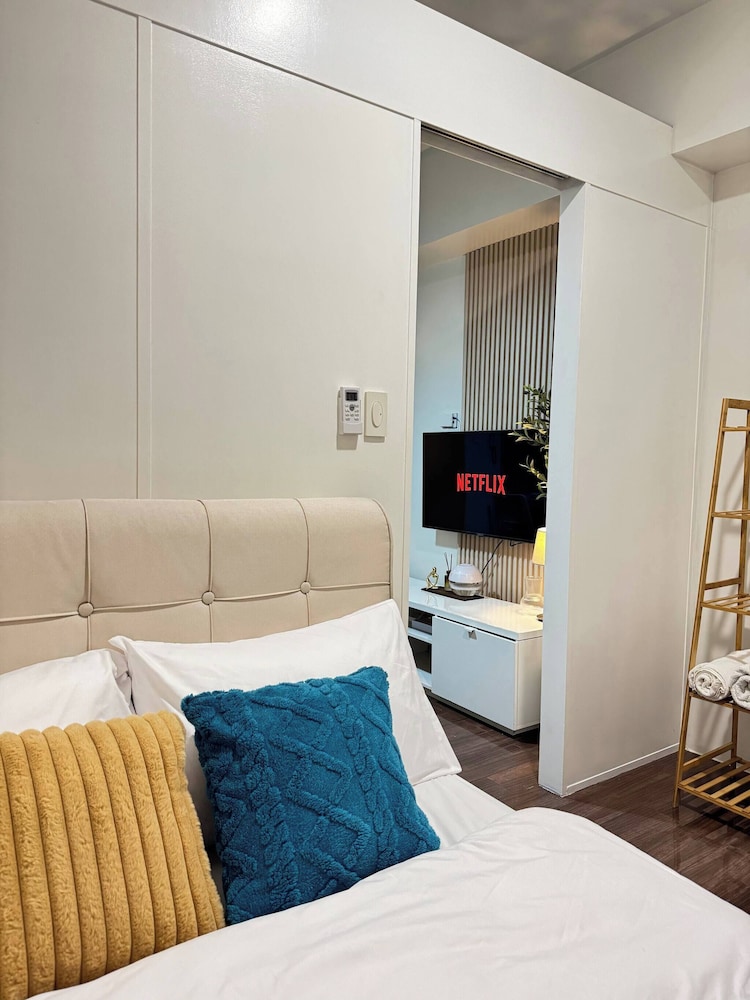 Entire Room in Makati Center With Fast Wifi