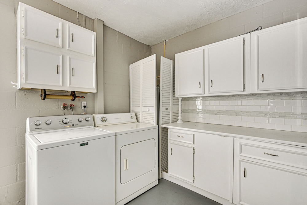 Pet-friendly Home w/ Lanais, Near Dtwn Tampa!