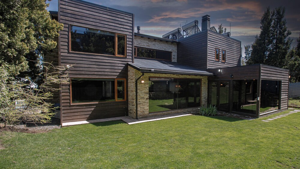 Stunning 4-Bedroom House Large Garden and Pool H61 by Apartments Bariloche
