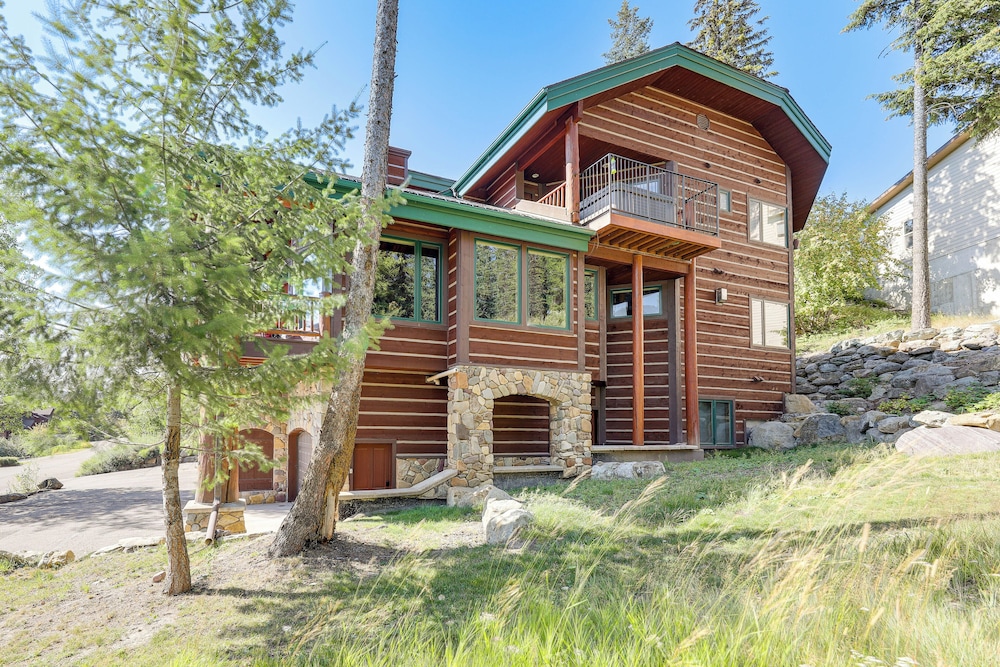 Ski-in/out, Hot Tub: Spacious Retreat in Whitefish