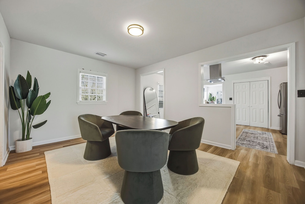 Modern Newly Renovated 3-bedroom in Historic West End
