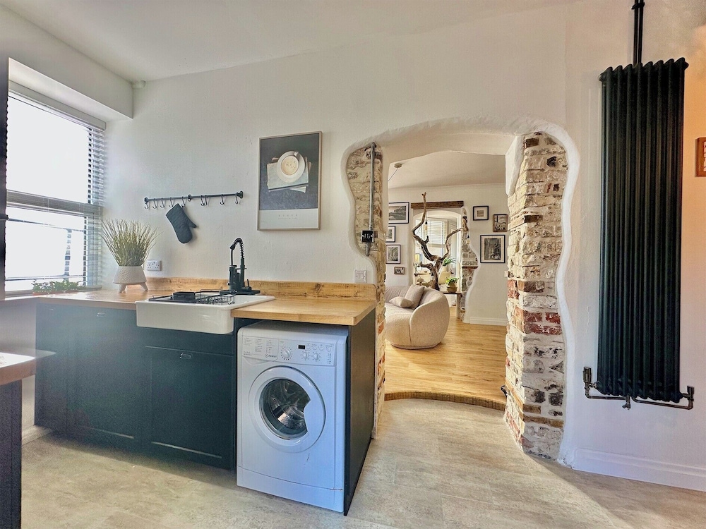 Seafront Cottage - Beach Access - Pet Friendly