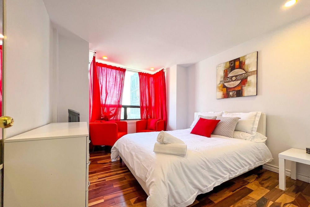 Chic Townhome With Garage Dt Mtl - Image 2