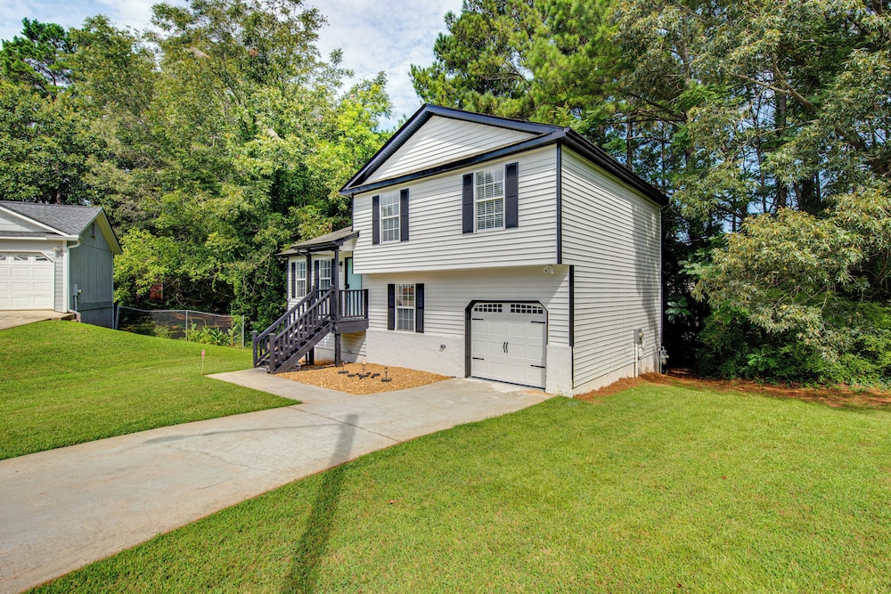 7 Mi to Dtwn Atl: Upscale Family Home w/ Balcony