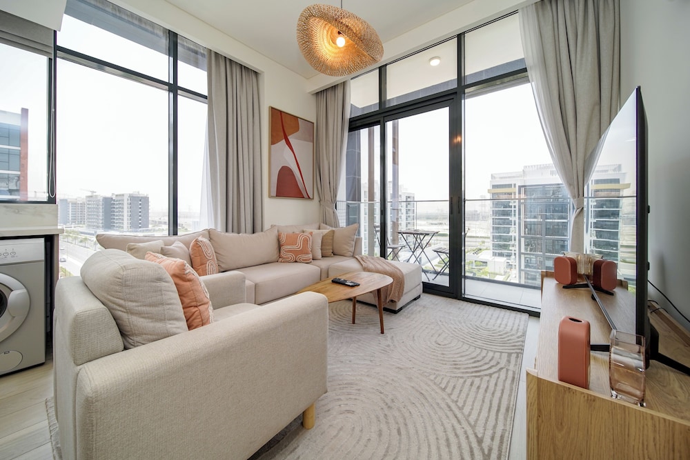 PVH - Stylish 1BR - Azizi Riviera