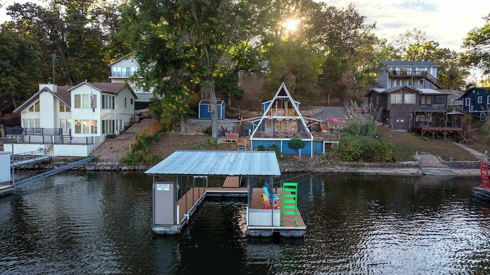 Sunrise Oasis - Enjoy Lakefront Living