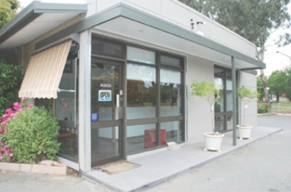 Red Cedars Motel