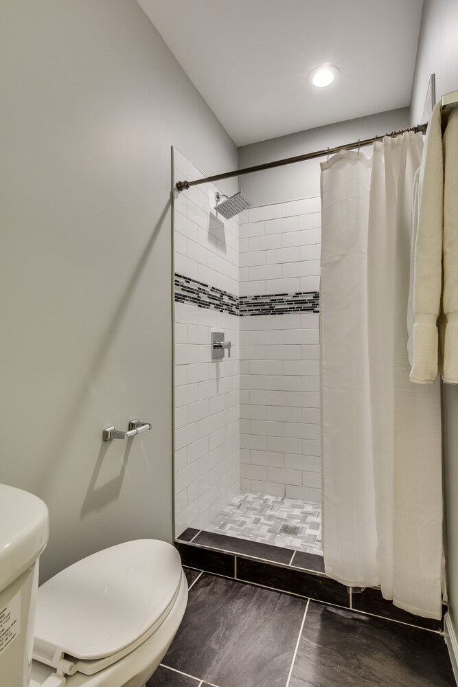 Chicago Vacations - Vibrant  Stylish 4 Bed Condo near Humboldt Park by AllSet Turnover - Property Image 8