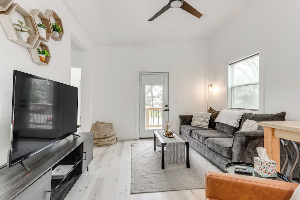Walk to Shops & Eats: Dtwn Columbus Gem w/ Balcony