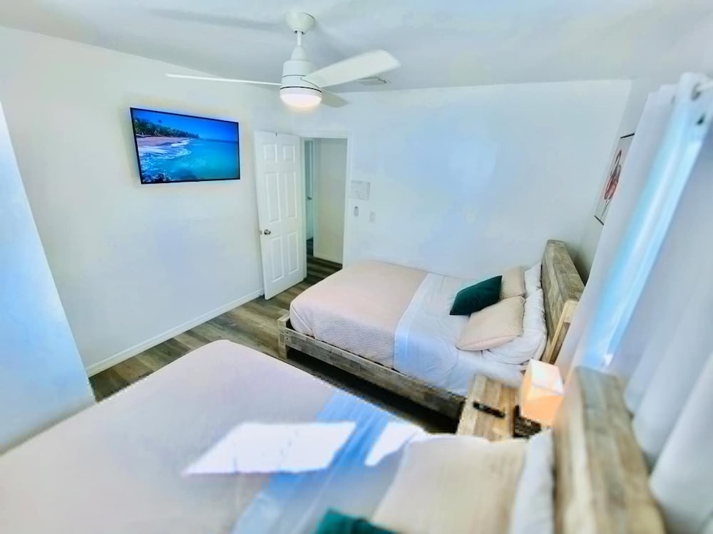 Stylish House w Hot Tub Close to Beach Stadium