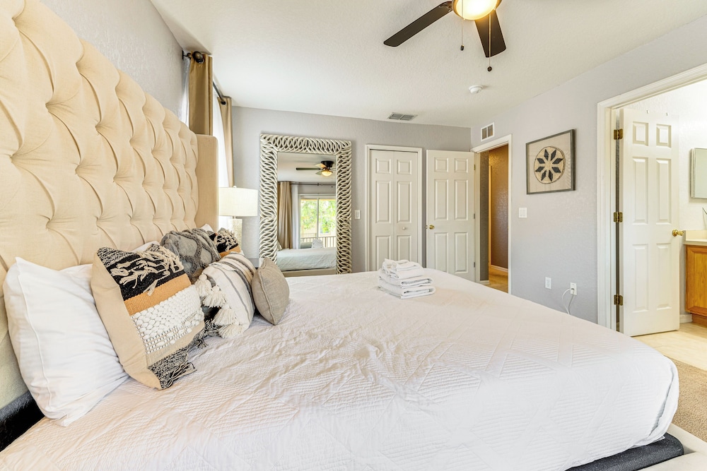 9 Mi to Wdw: Townhouse w/ Balcony in Davenport!