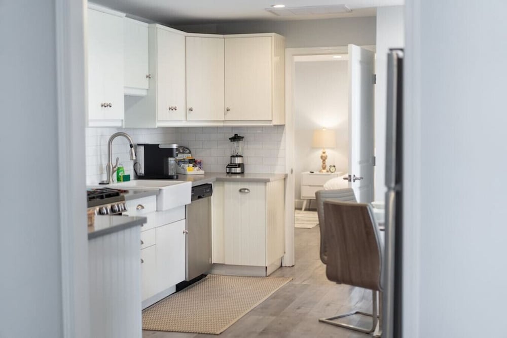 Updated 1BR House in Glendale With Private Fenced Yard p55