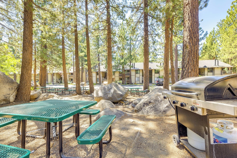 Scenic Mammoth Lakes Condo: Near Skiing & Hiking! view 3