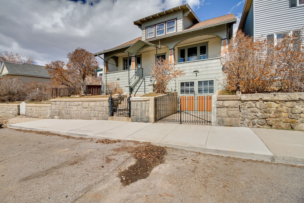 Classic Butte Vacation Rental w/ Mountain Views! view 2