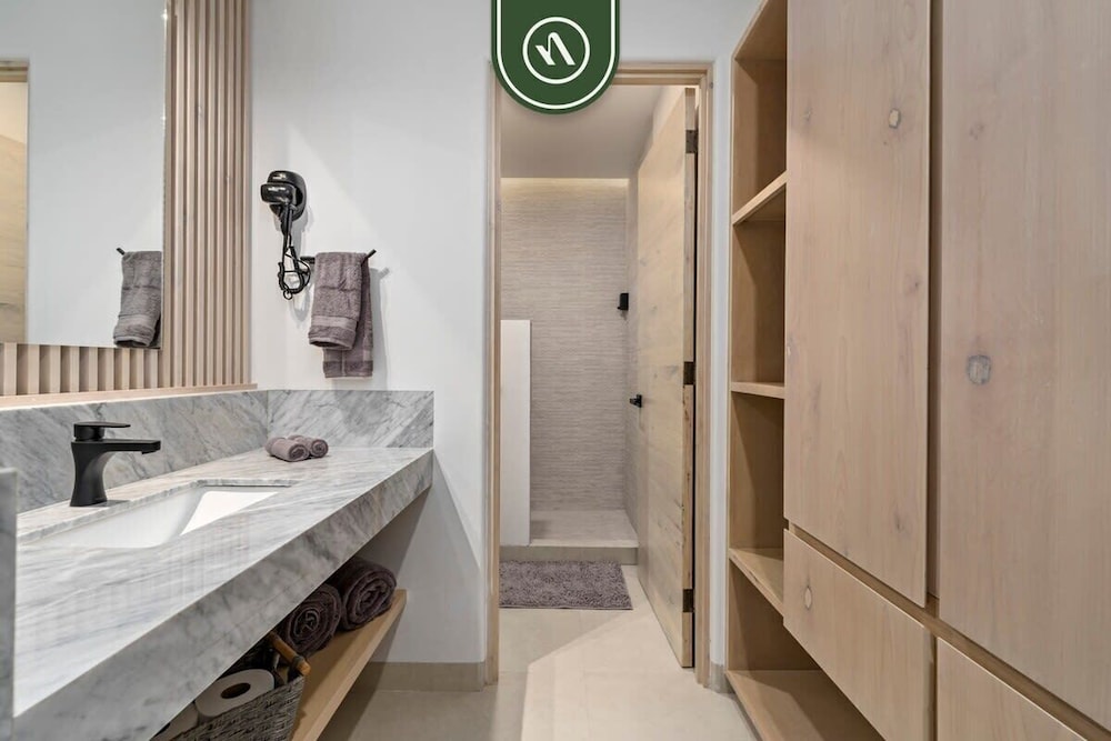 Cozy 2BR Lock-off - Terrace Overlooking the Marina