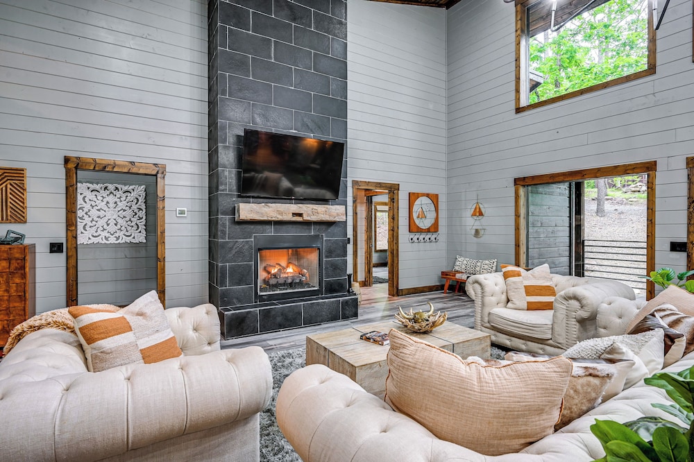 Luxe Broken Bow Vacation Rental: Hot Tub & Pets OK