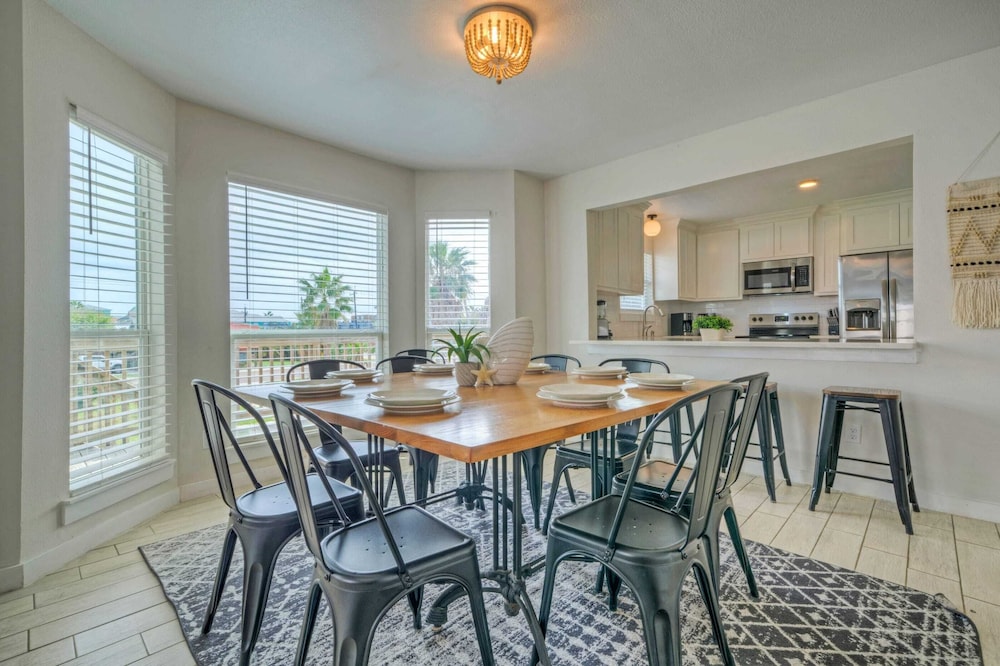 Sleeps 20! 2 Homes Near the Beach, Private Pools, Gameroom, Large Family Retreat
