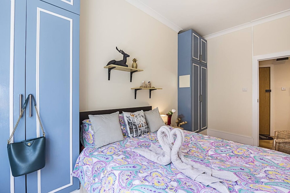Private Homely Bedroom in Kensington R2