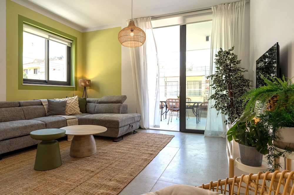 Solenne Stylish 2-BR Apt in Larnaca