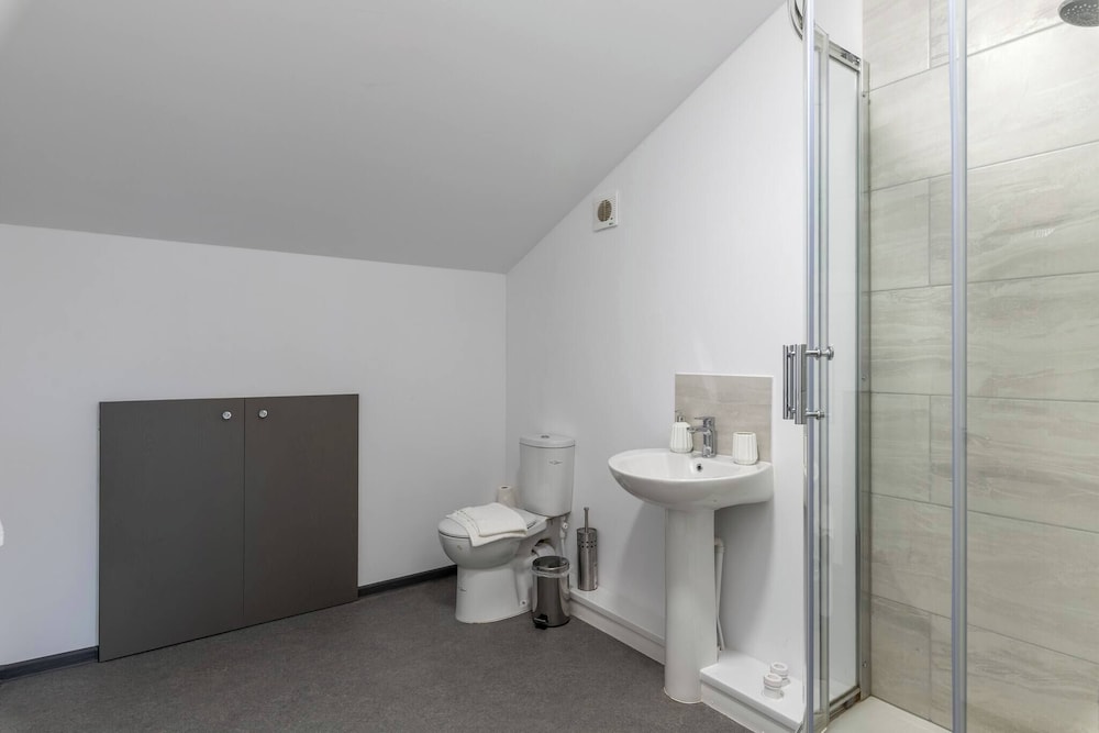 The Elderns Spacious 2BR Netflix Parkingshops