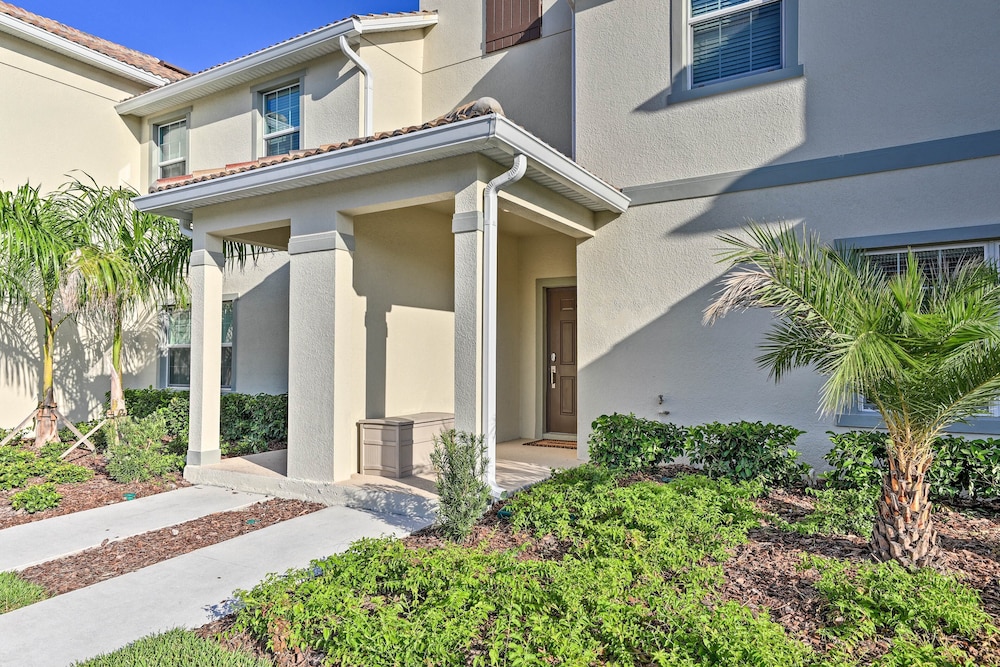 ~ 6 Mi to Disney: Kissimmee Retreat w/ Pool!