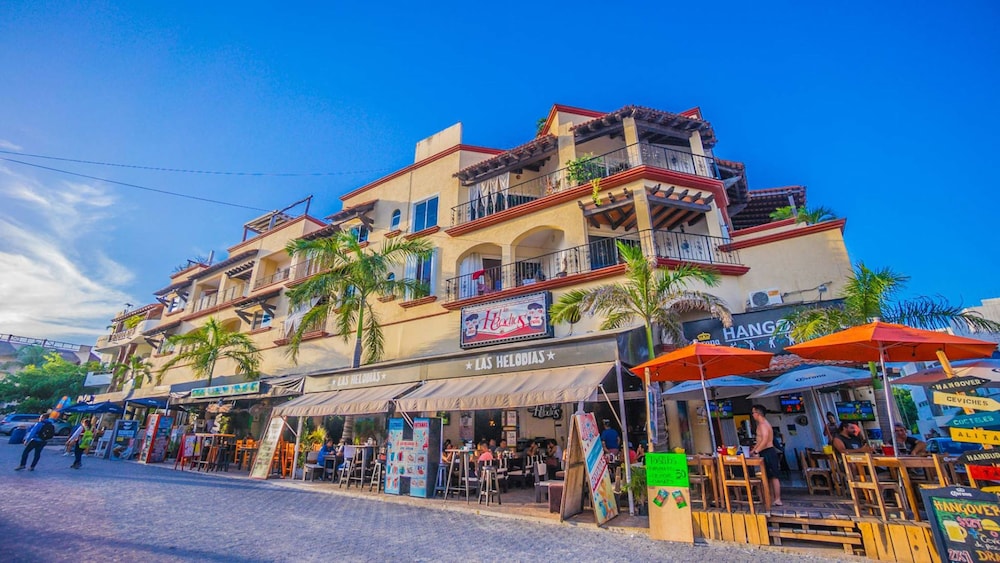 Magic, 1 block from Mamitas Beach by Tripintravel