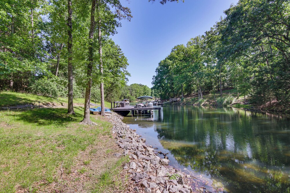 Boat Dock & Movie Theater: Lake Wylie Retreat!