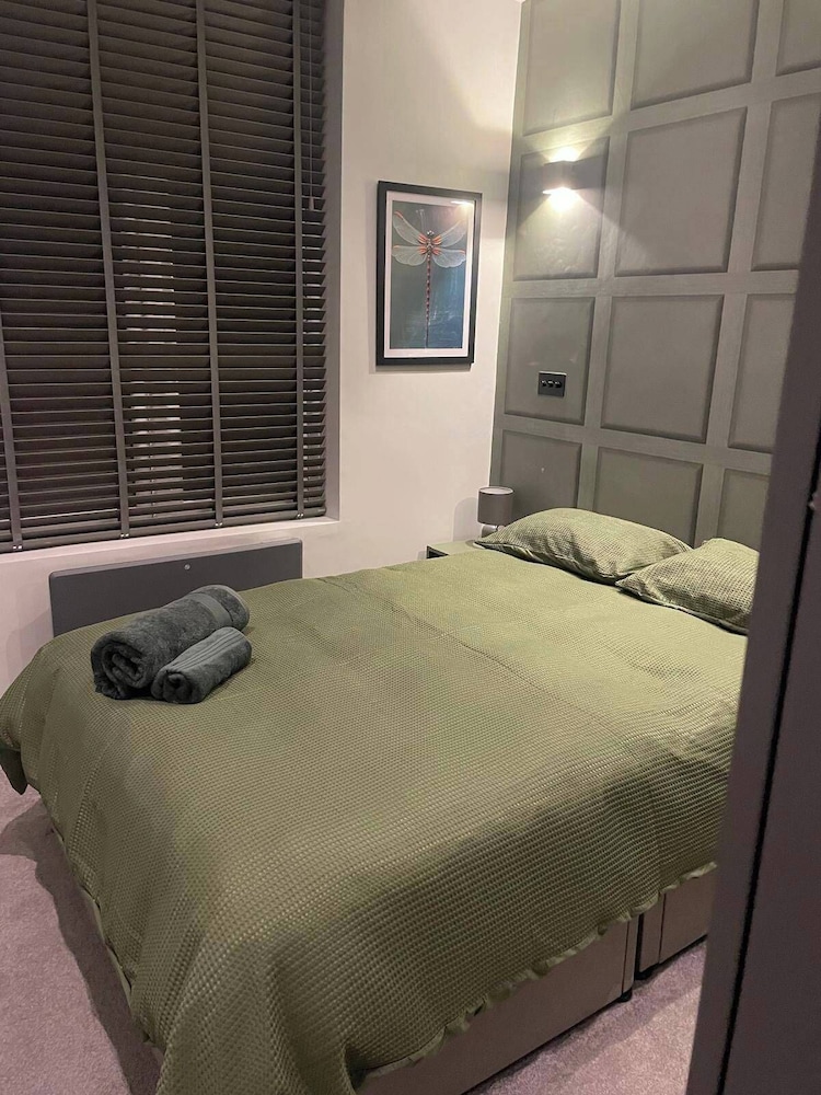 Nw119sg-modernapt-2guests-2br-1minhighstreet