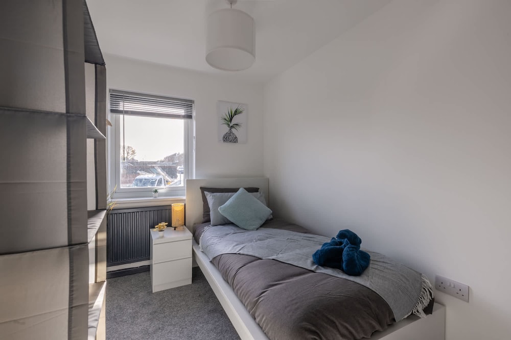 Modern 3 Bed House-free Parking