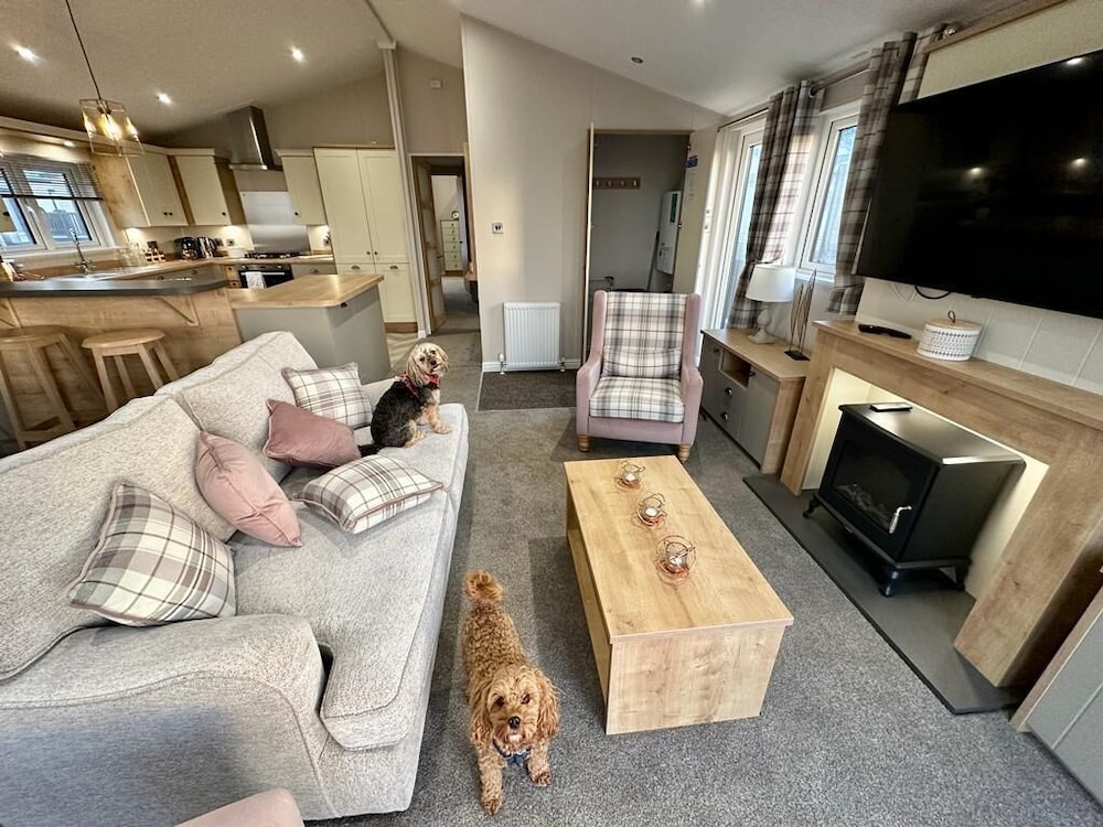 Luxury 3 bedroom Maple View Lodge view 2