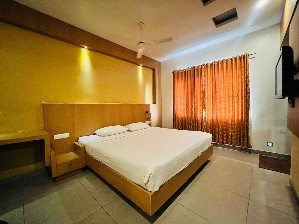 PLA RATHNA RESIDENCY