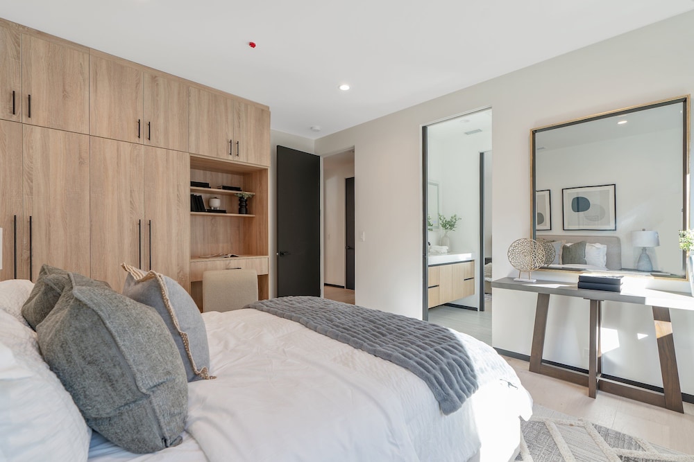 Noble Modern - Urban Sanctuary in Sherman Oaks With Poolside and Patio