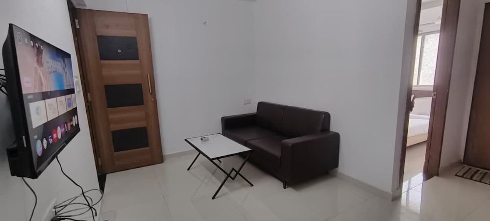 Royal Night Guesthouse - Daman