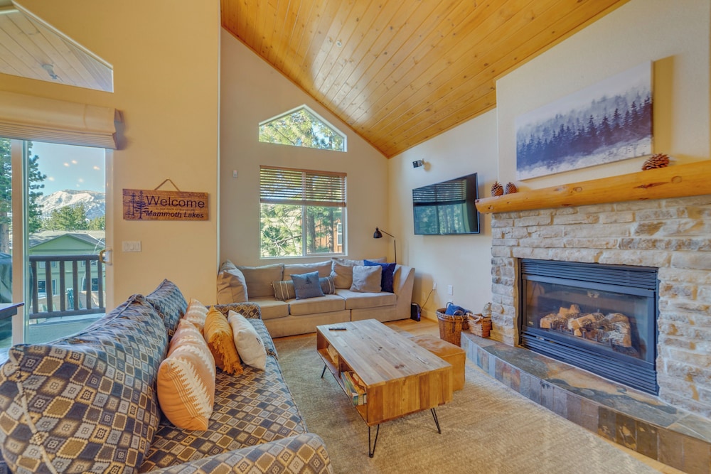 Central Townhome < 1 Mi to The Village at Mammoth!