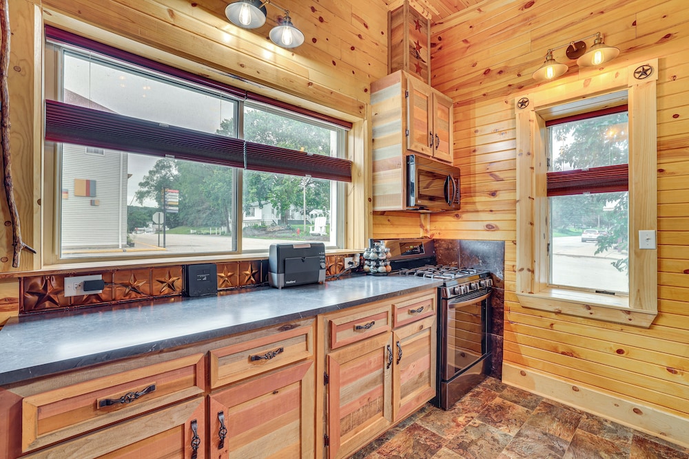 Steps to Marina & Beach: Couples Cottage in Pepin