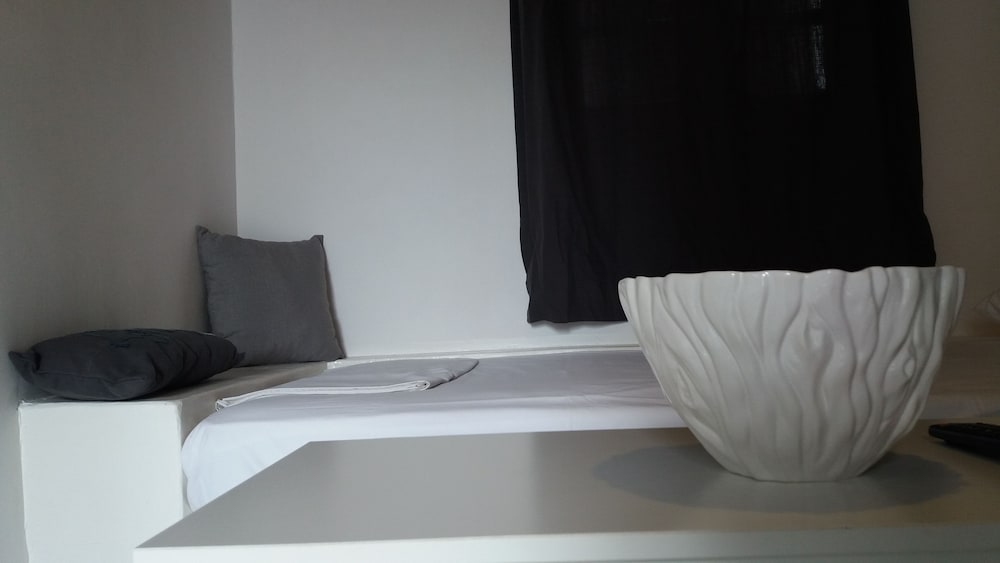 Manos Rooms