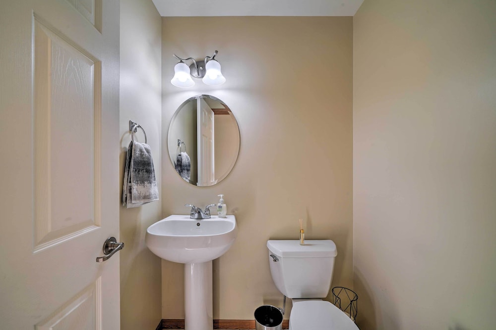 Family-friendly Townhome: 16 Mi to Pittsburgh! - Property Image 4