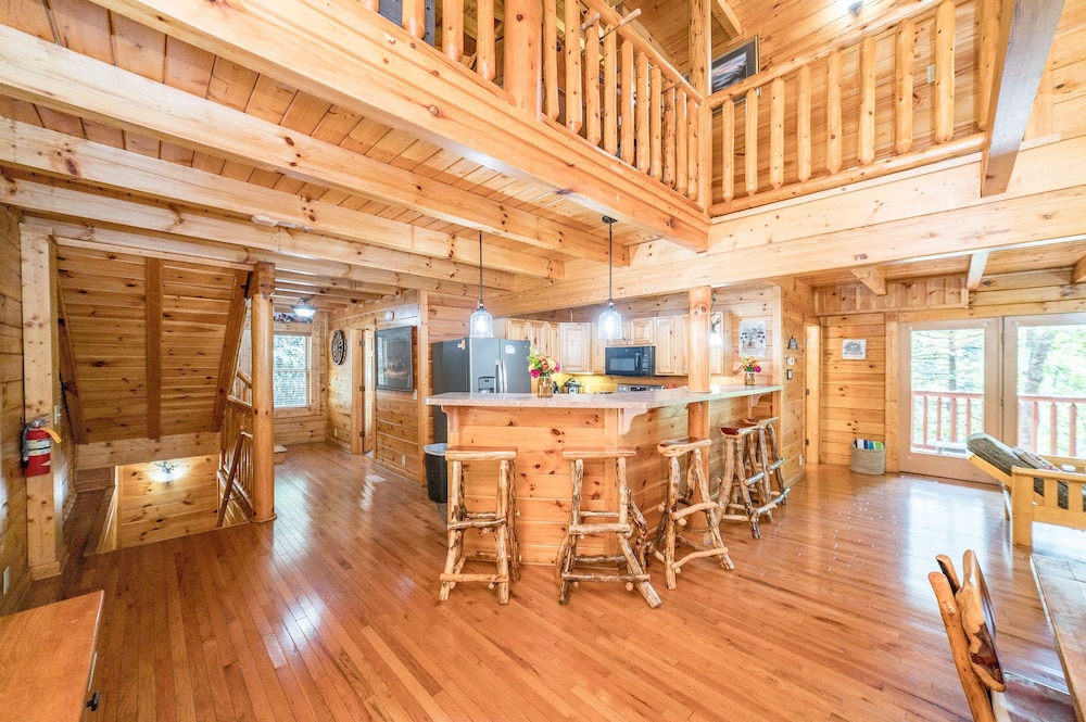 The Big Easy Spacious Mountain Retreat Hot Tub Deck Premier Location