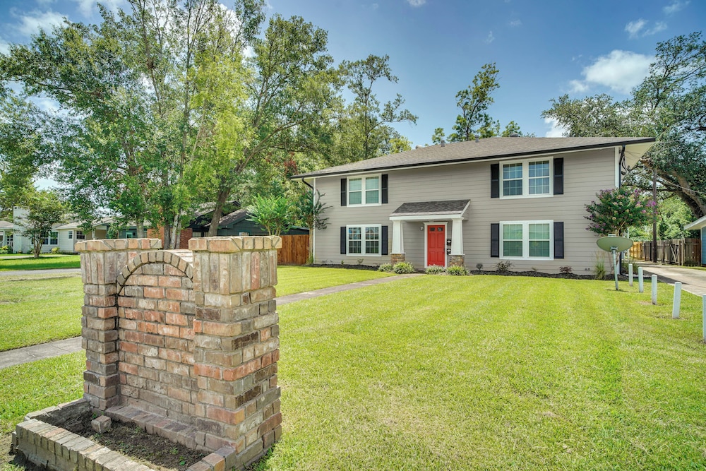 Cozy Lake Charles Apartment: 2 Mi to Downtown view 4