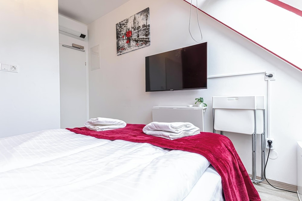 Stunning 12BR Floor For 24 People